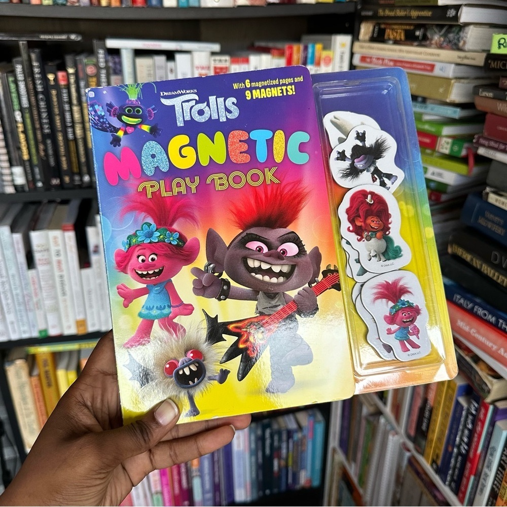 Trolls Magnetic Play Book